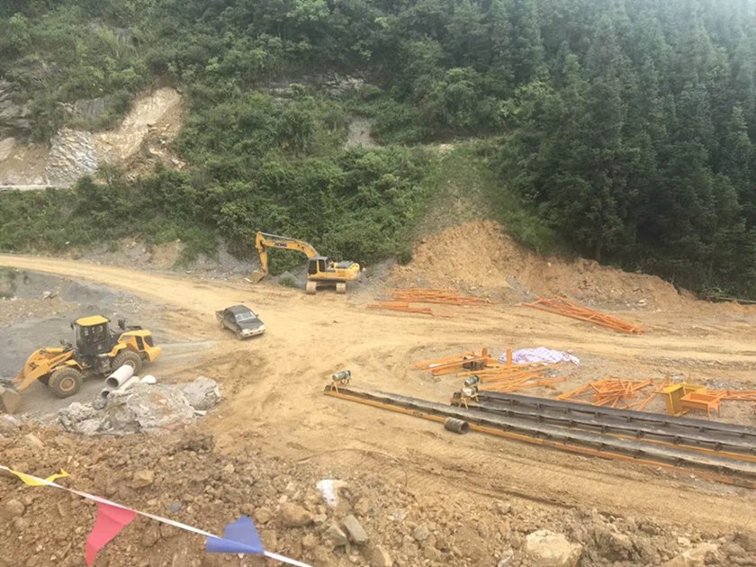 蒙自孫總ZSW6013給料機(jī)+ZF250型二合一十4YK3080振動篩安裝現(xiàn)場